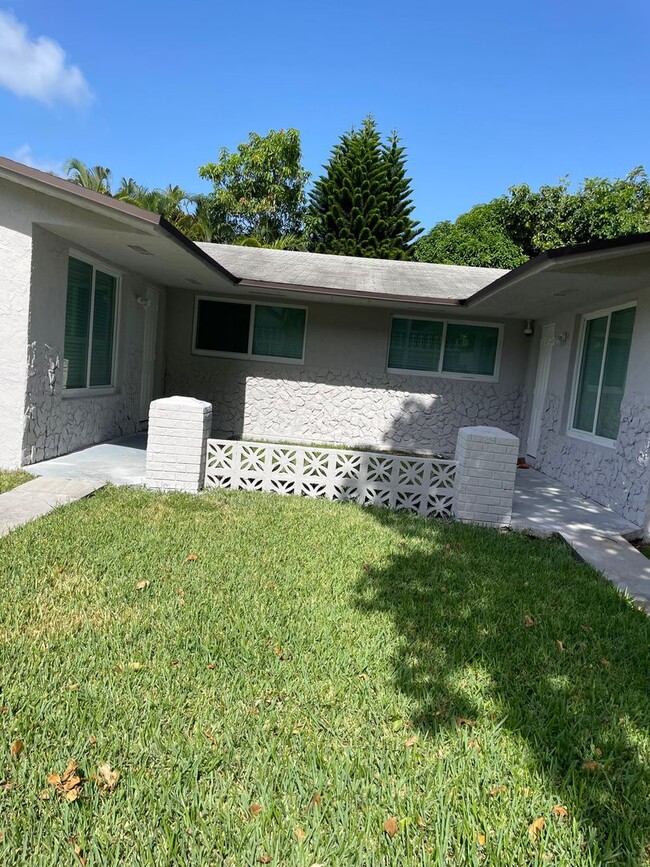 Building Photo - 3 Bedroom House Unit 801 NE 2nd St A - S