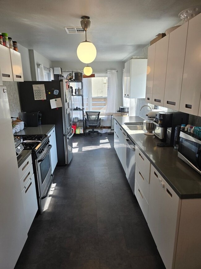 Photo - 947 Hanover St