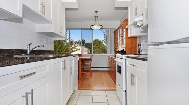 Building Photo - Hollies Unit 00413