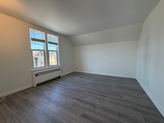 Photo - Upper-Level 2-Bedrooms On Weber St: SO MUCH SUNLIGHT! Unité 10