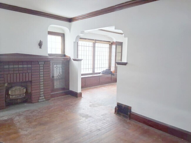 Building Photo - 4 BED 1 BATH BEAUTIFUL SINGLE FAMILY HOME