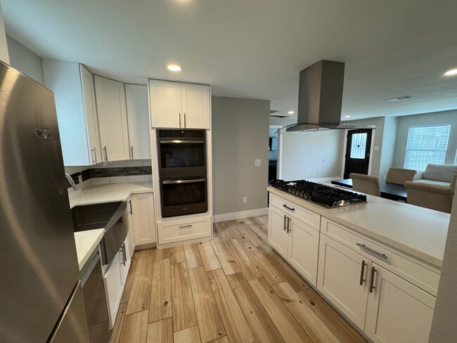 Photo - 329 E 25th St