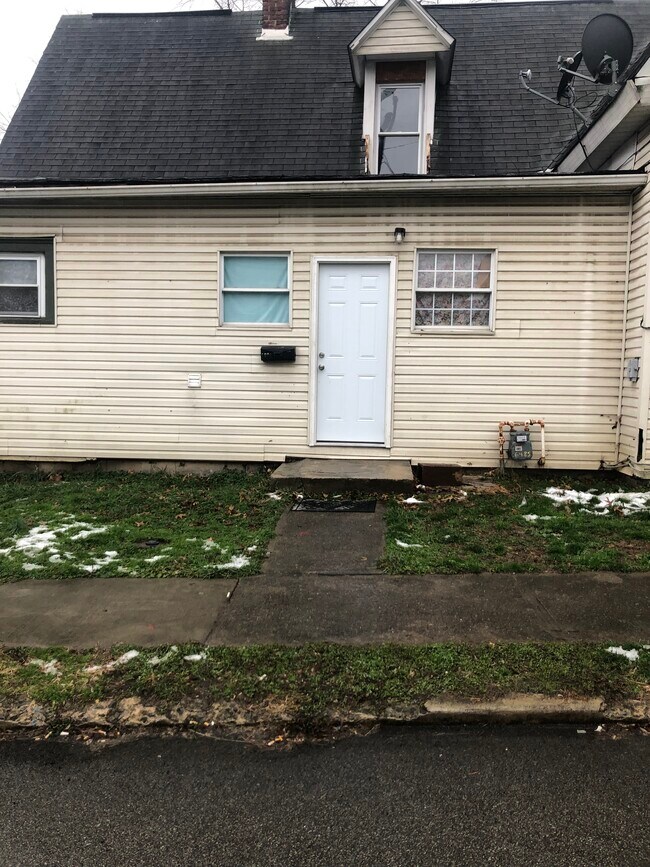 Front door - 500 Cottage Ave Apartments Unit 2