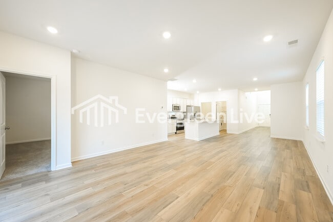 Photo - 2476 Lennox Rd SE