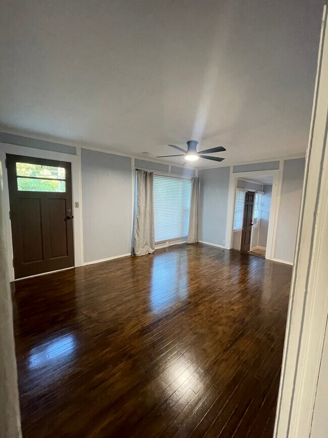 Photo - 895 Lower Ferry Rd