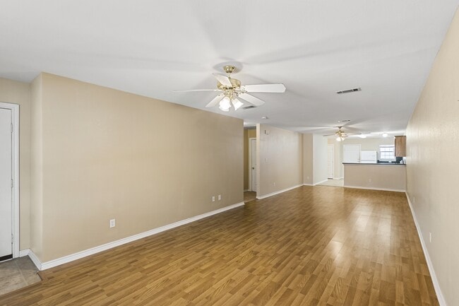 Photo - 912 Willow Pond St