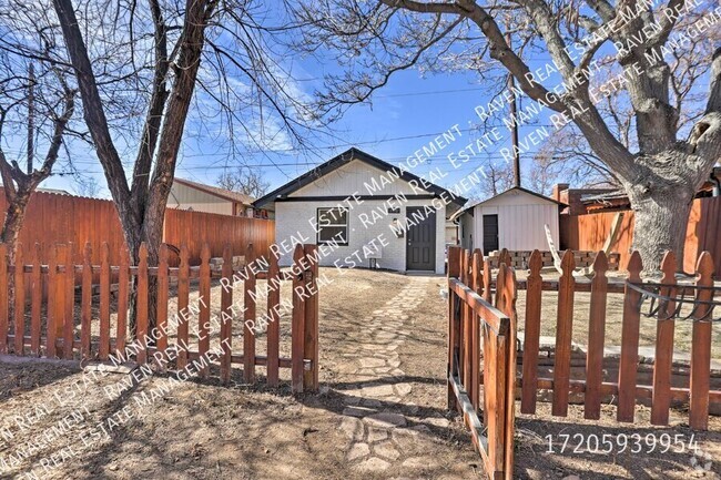 Building Photo - Charming Cottage on Huge Lot with Fenced Y... Rental