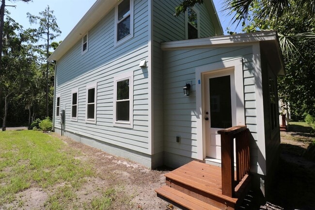 Photo - 952 Alexander St