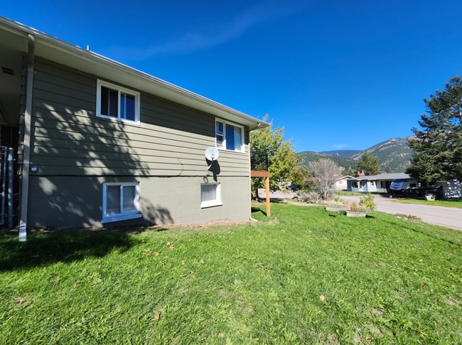 Building Photo - 820 Montana Ave Unit Lower