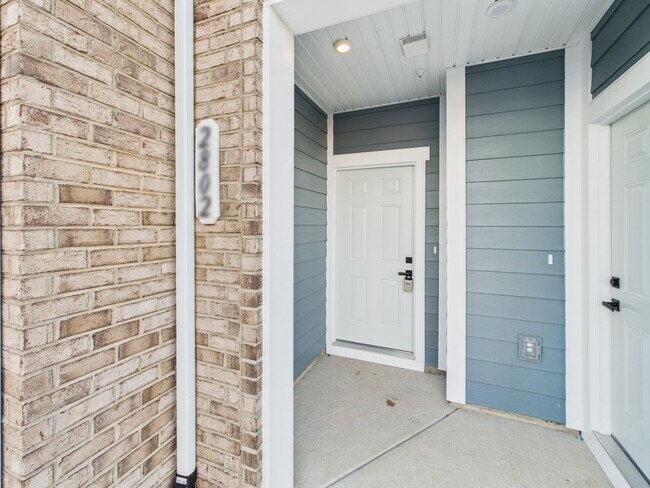 Photo - 2802 Calgary Ln