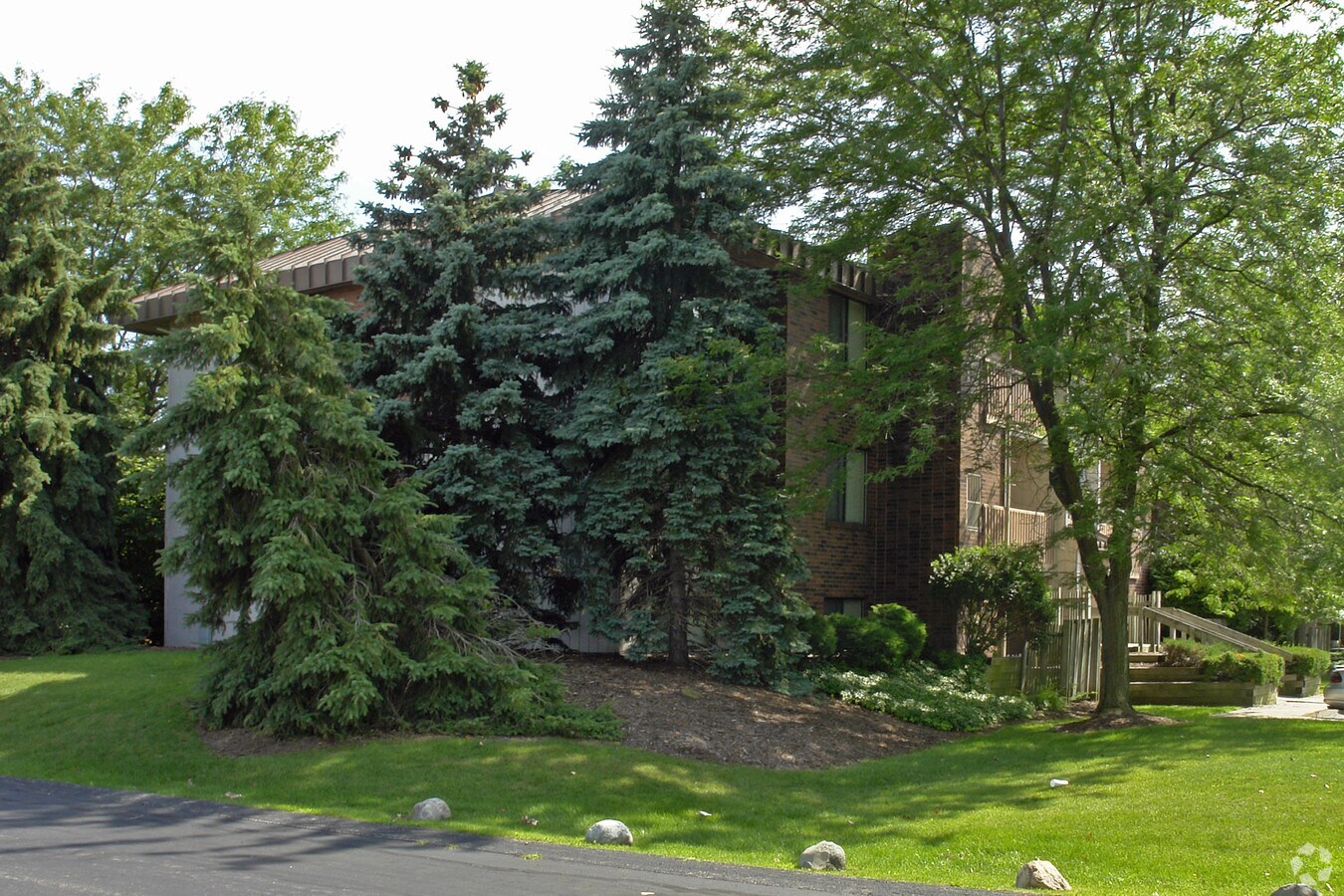 709 Hastings Ave - Fieldstone Court Apartments