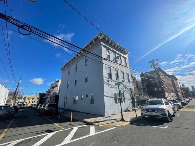 Building Photo - 2500 Adam Pl Unit 102