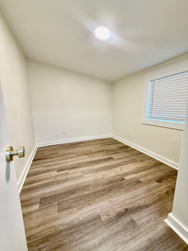 Photo - 4833 College St