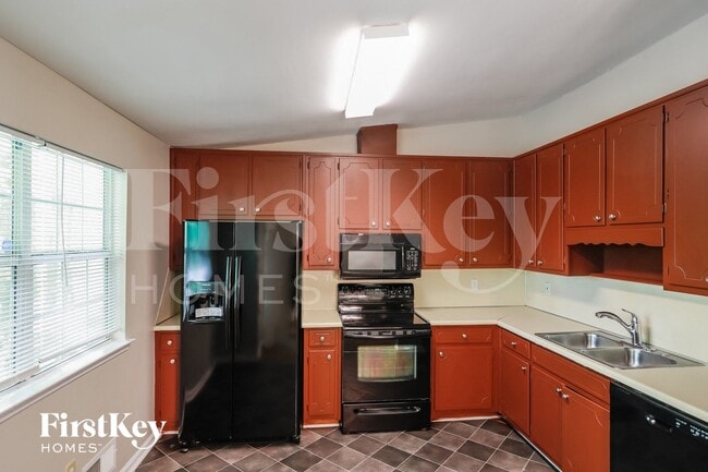 Photo - 1121 Danube Trail NE