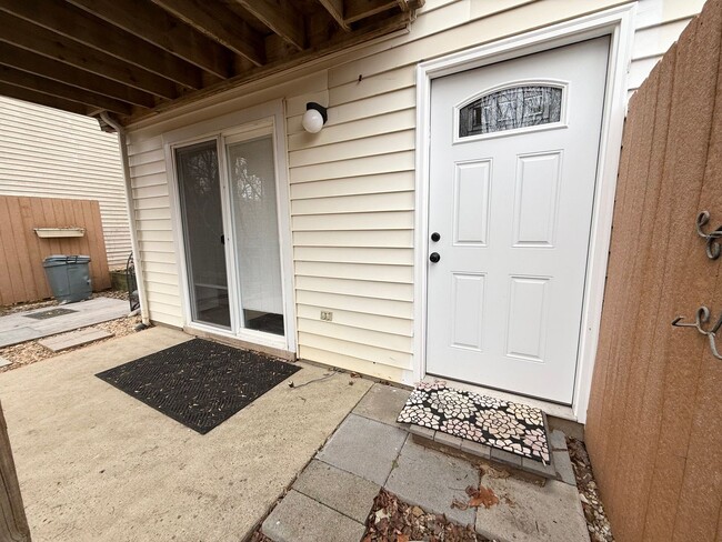 Building Photo - 326 Riverside Ave