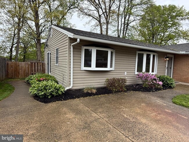 Photo - 416 Breslin Rd