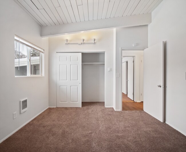 Photo - DESIRABLE MILLWOOD NEIGHBORHOOD ON TREE LI... Unidad 8929