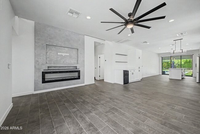 Photo - 2312 E Curnow Dr
