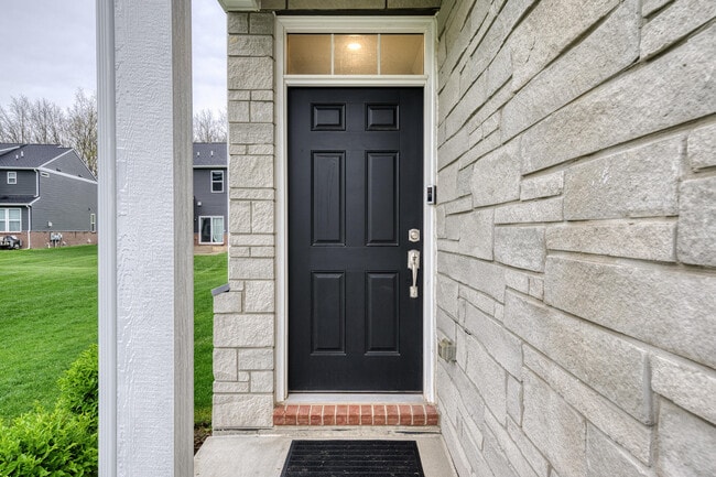 Photo - 2832 Fairgrove Cres