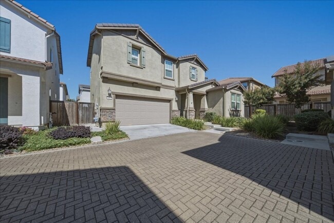 Photo - 15 Bannock Glen Pl
