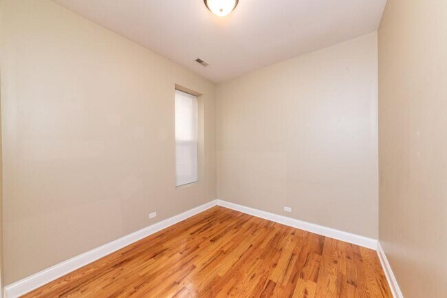 Building Photo - 2 bedroom in Chicago IL 60613 Unit 1F