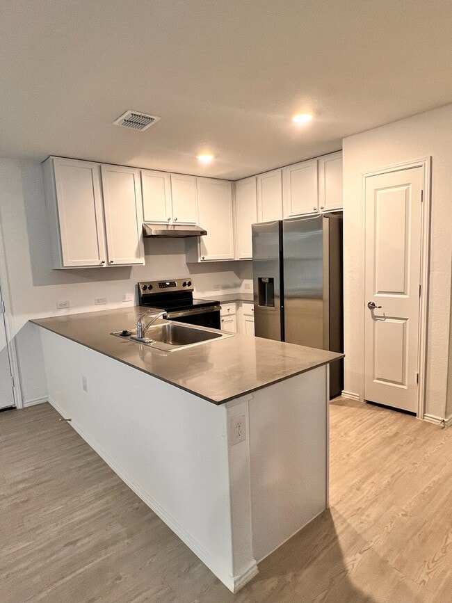 Photo - 1115 Janzen Rd