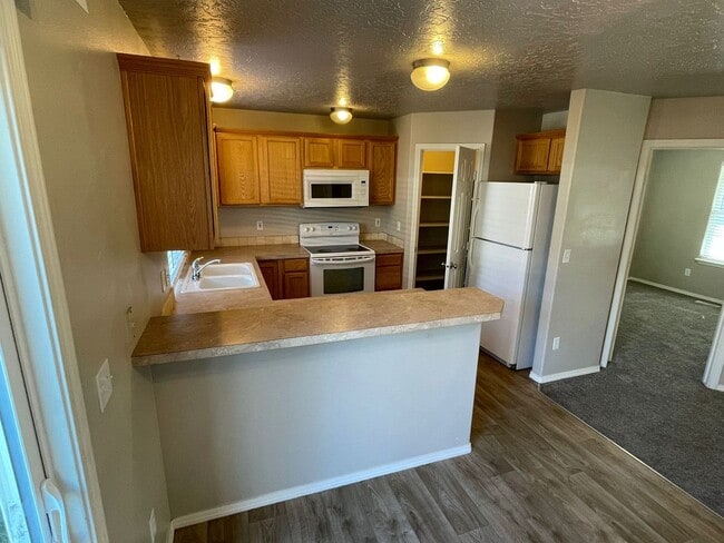 Photo - Ready Now / 4 Bed PLUS Large BONUS ROOM and 2.5 BA great spacious home!