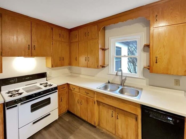 Photo - 2022 English St