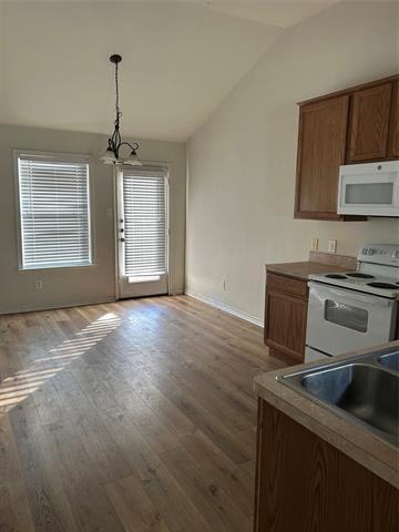 Photo - 8842 Stewart St