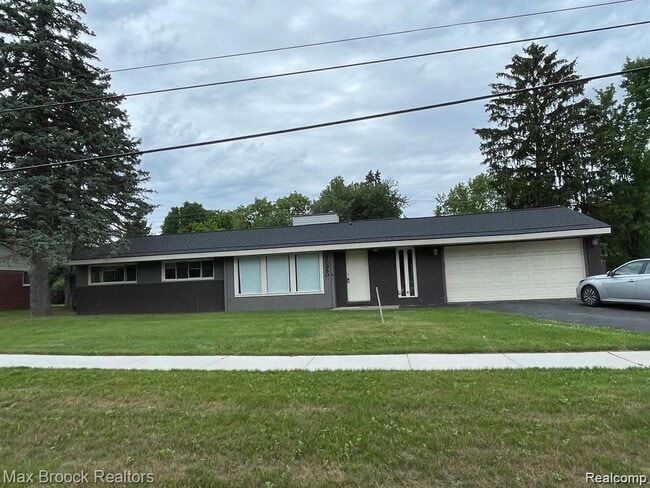 Building Photo - 40960 W 10 Mile Rd