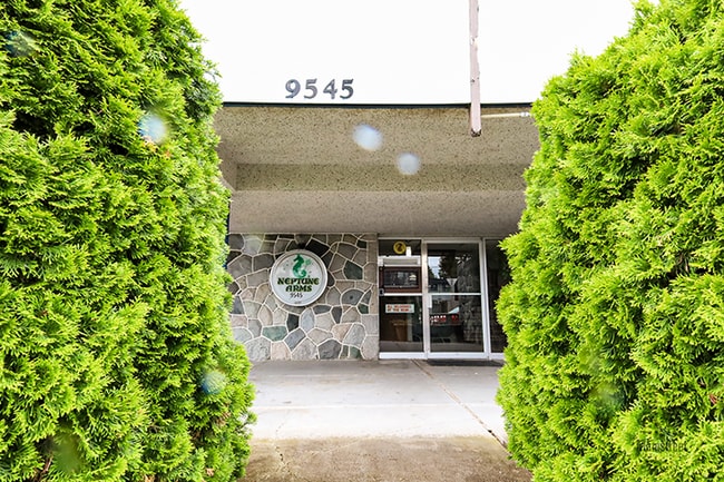 Building Photo - College Manor Mainstreet Apartments