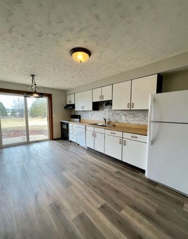 Building Photo - 1352/1354 W. Hiawatha Drive Unit 1352 Rental