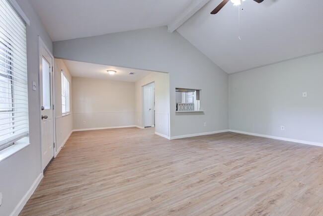 Photo - 2035 Deerhurst Ln