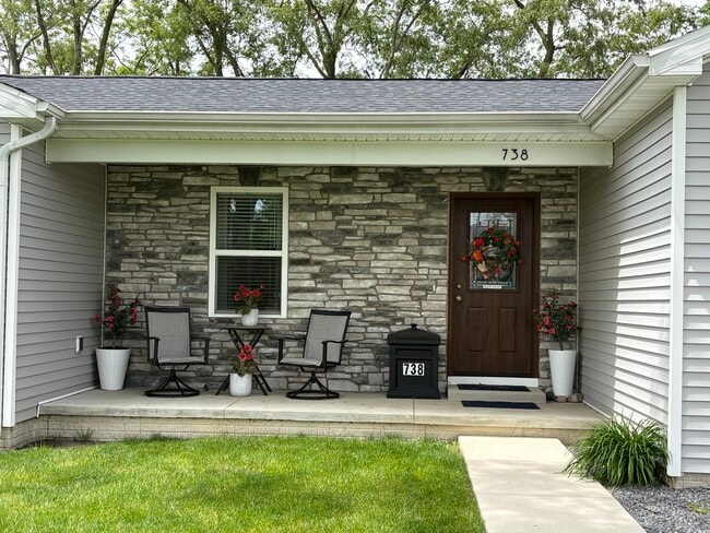 Photo - 738 S Shoop Ave