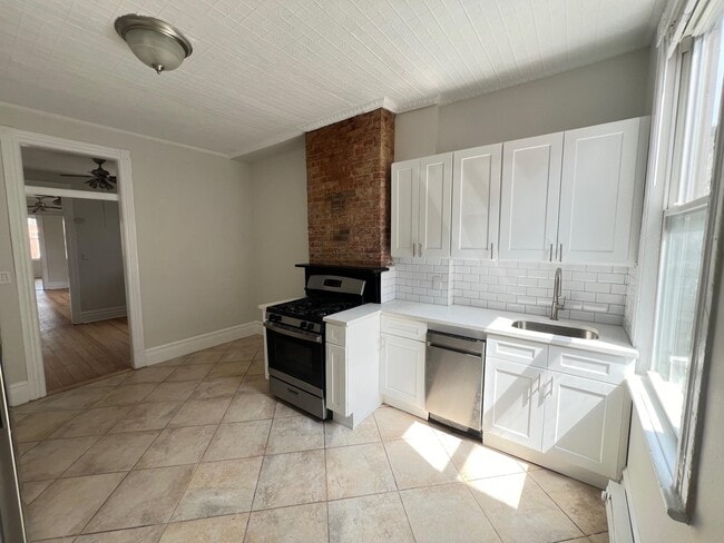 Photo - 492 Monmouth St