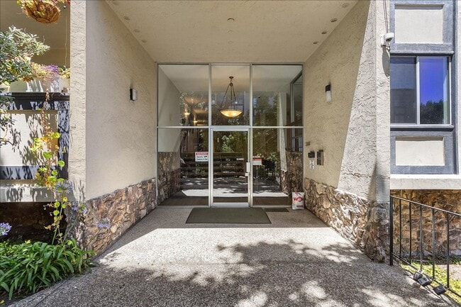 Photo - 955 Shorepoint Ct