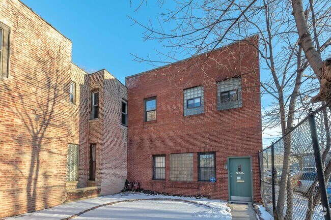 Building Photo - 2641 N Clybourn Ave Rental