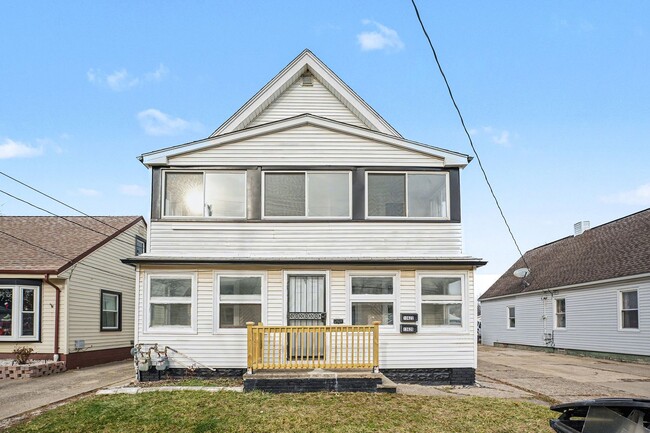 Building Photo - Updated First-Floor 2BR with Garage Parking and On-Site Laundry