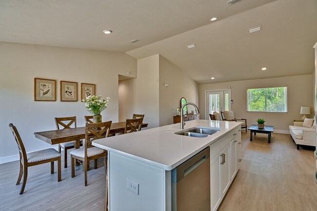 Photo - 3 MONTHS FREE RENT! 3/2 in Hawthorne