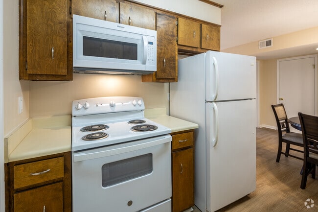 2BR, 2BA - 916SF - Kitchen