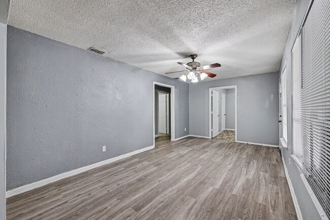 Photo - SPACIOUS! LOCATION!