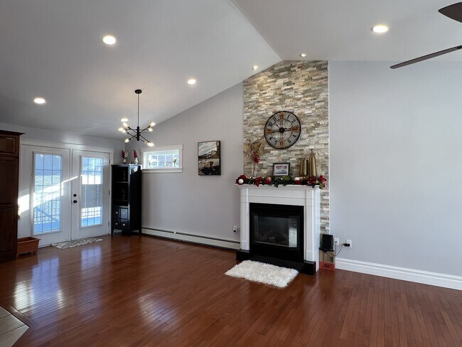 Photo - 18 Madison Ave Unité Main Floor