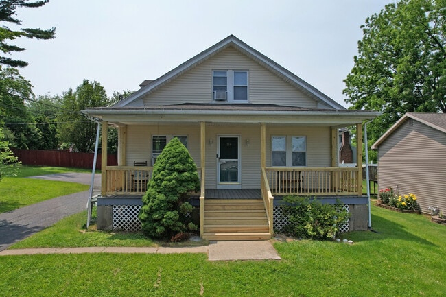 Photo - 318 S Watson St Apartments