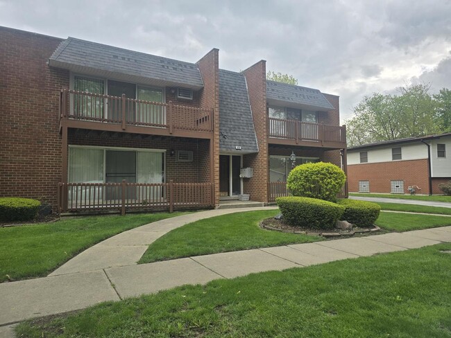 Building Photo - 523 N Pleasant Dr Unit 2A