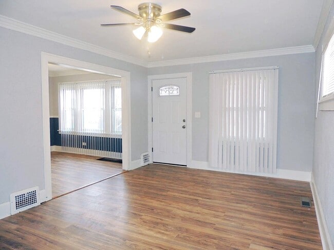 Building Photo - 3 Bed - 2 Full Bath Colonial for Rent! Rental