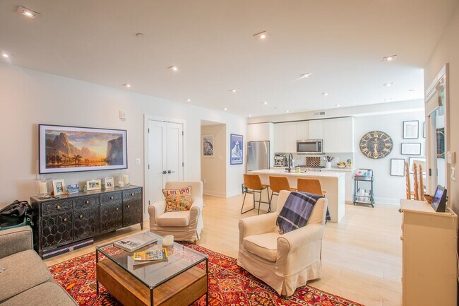 Building Photo - Stunning 2 BR/2 BA Condo in Lanier Heights!