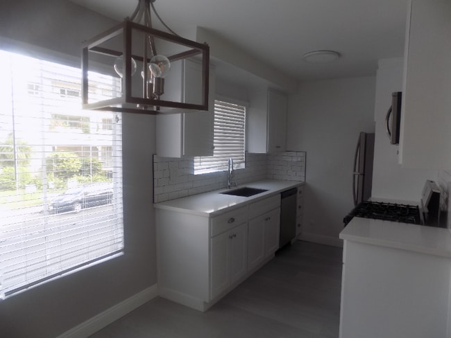 Photo - 646 S Barrington Ave Apartment Unit 104