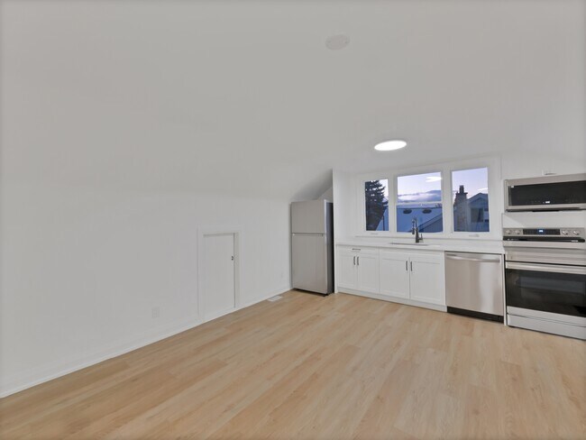 Photo - 647 Limeridge Rd E