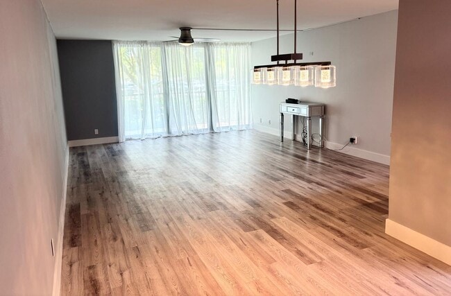 Building Photo - 1301 River Reach Dr Unit 111