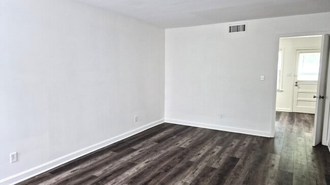 Photo - Well Maintained 2 Bedroom Townhouse with Move In Special!